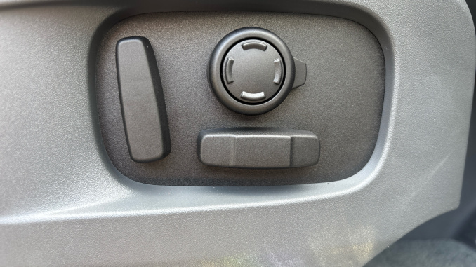 Land Rover Defender 3.0 D250 X-Dynamic HSE 110 5dr Auto Diesel Estate - Image 33